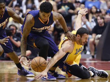 Pemain Los Angeles Lakers, Larry Nance Jr. (kanan) berebut bola dengan dua pemain Phoenix Suns pada laga NBA preseason basketball game di Anaheim, California (22/10/2016). (AP/Kelvin Kuo)
