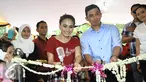 Penyanyi dangdut Ayu Ting Ting memotong pita tanda rumah karoke di buka di sela Press Conference Soft Opening Ayu Ting Ting Karaoke Keluarga di kawasan Kelapa Gading, Jakarta, Sabtu (19/3). (Liputan6.com/Herman Zakharia)
