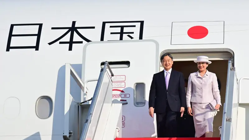 Kaisar Jepang Hironomiya Naruhito bersama Permaisuri Masako tiba di Indonesia pada Sabtu (17/6/2023)