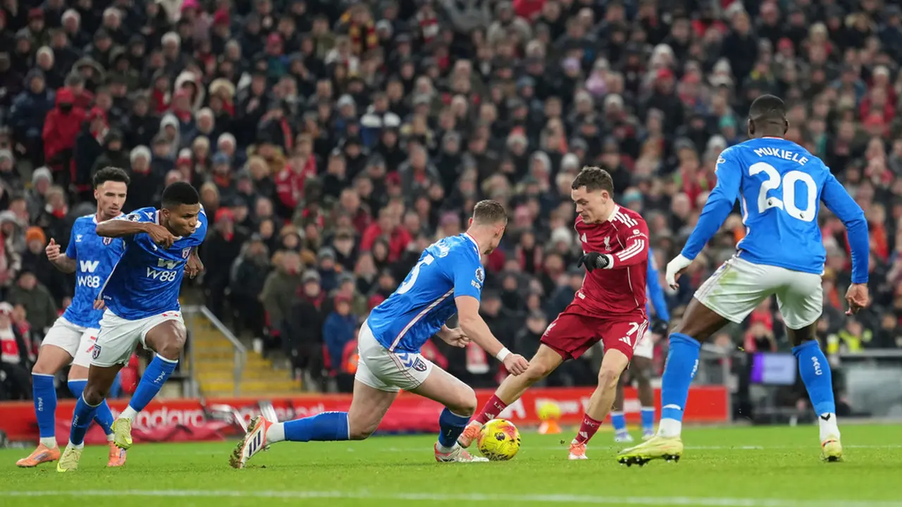 Aksi gelandang Liverpool Florian Wirtz di laga kontra Sunderland di pekan ke-14 Premier League 2025/2026 di Anfield, Kamis (04/12/2025). (AP Photo/Jon Super)