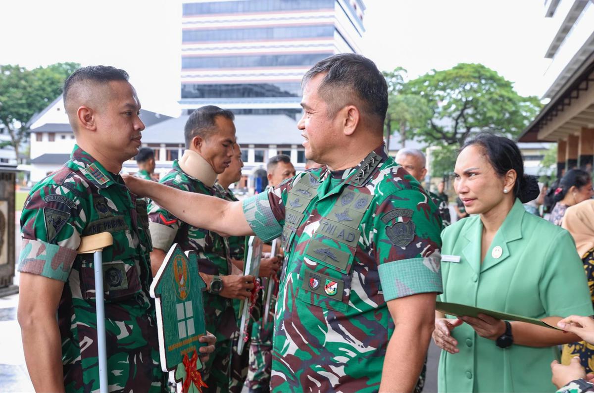 FOTO: Kasad Tegaskan Keluarga Prajurit Gugur Tetap Bagian Keluarga Besar TNI AD