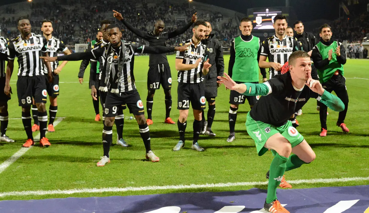 Kiper Angers (SCO), Ludovic Butelle (kanan) dan rekannya melakukan selebrasi usai menahan imbang Paris Saint-Germain (PSG) pada lanjutan Ligue 1 di Sstadion Jean Bouin, Angers, France.  (AFP Photo/Jean Francois Monier)