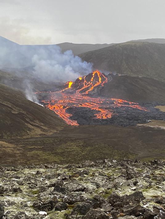 Lava yang mengalir dari gunung berapi Fagradalsfjall yang meletus sekitar 40 km sebelah barat ibu kota Islandia, Reykjavik, pada Sabtu (20/3/2021). Sebuah gunung berapi di dekat ibu kota Islandia meletus pada hari Jumat, 19 Maret. (Icelandic Coast Guard via AP)