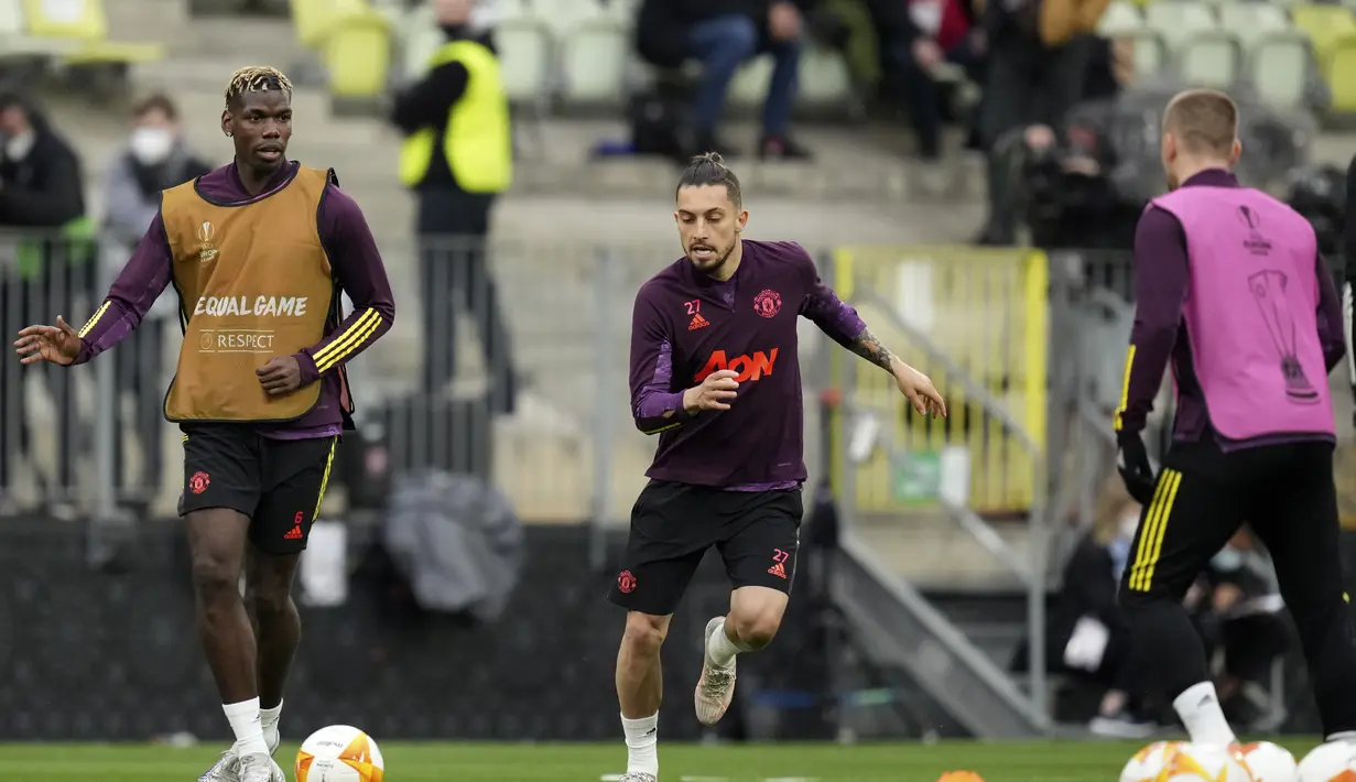 Gelandang Manchester United (MU), Paul Pogba dan rekannya, Alex Telles mengikuti sesi latihan menjelang final Liga Europa di Gdansk, Polandia, Selasa (25/5/2021).  Manchester United akan melakoni final Liga Europa melawan Villarreal pada Kamis (27/5) dini hari WIB. (AP Photo/Michael Sohn)