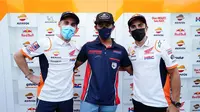 Pembalap Astra Honda Racing Team (AHRT) yang berlaga di FIM CEV Moto3 Junior World Championship, Mario Suryo Aji (tengah), bercengkrama dengan dua pembalap MotoGP dari tim Repsol Honda, Pol Espargaro dan Marc Marquez. (Ist)