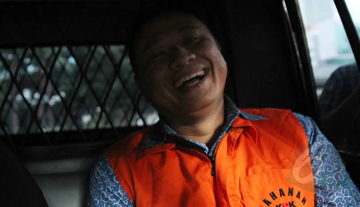 Muhammad Bihar Sakti Wibowo menaiki mobil tahanan usai menjalani pemeriksaan di KPK, Jakarta, Jumat, (24/4/2015). KPK menahan Sherman karena terlibat kasus kasus ke Badan Pengawas Perdagangan Berjangka Komoditi. (Liputan6.com/Helmi Afandi)
