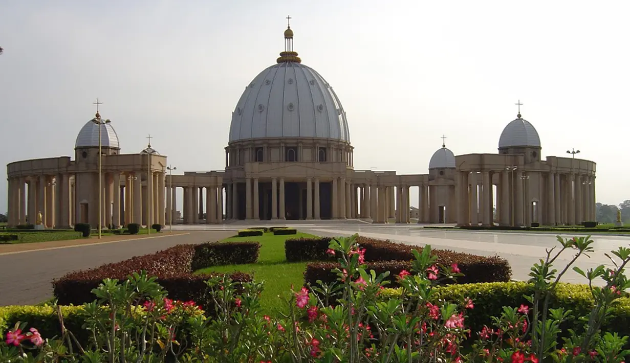 The Basilica of Our Lady of Peace of Yamoussoukro, sebuah basilika Katolik Roma yang terdaftar oleh Guinness World Records sebagai gereja terbesar di dunia. Luas wilayahnya 30.000 meter2 dan menampung 18.000 jamaah. (Grand Champ - WordPress.com)