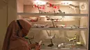 Pekerja menata miniatur pesawat di workshop Anglo Indonesian Aircraft Models di Cibinong, Kabupaten Bogor, Kamis (15/10/2020). Sebuah miniatur pesawat ini dijual seharga Rp250 ribu hingga Rp 50 juta tergantung skalanya. (Liputan6.com/Herman Zakharia)
