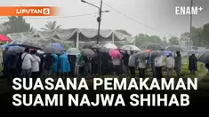 Hujan deras menyelimuti prosesi pemakaman suami Najwa Shihab, Ibrahim Syarif Assegaf, di TPU Jeruk Purut, Jakarta Selatan, Rabu (21/5)