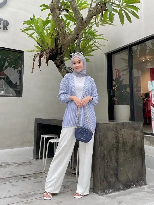 Coba sontek gaya selebgram Kirana satu ini. Kenakan stripe shirt sebagai outer untuk celana kulot putih. (Instagram/inikiranaaa___).