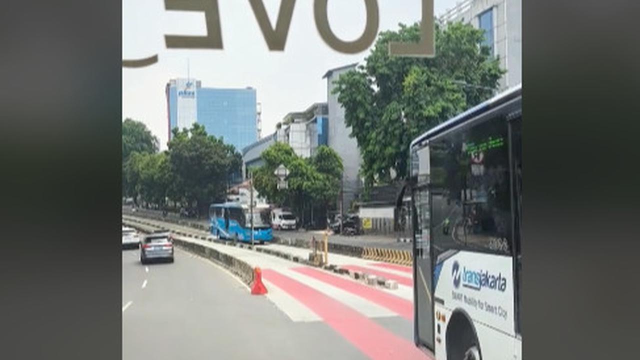 Mobil Damkar Lewat Jalur Busway, Bus TransJakarta di Depannya Langsung Mengalah