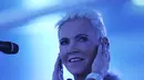 Vokalis grup band Roxette Marie Fredriksson tampil sebelum pertandingan tinju kelas berat dunia WBC antara Vitali Klitschko dan Odlanier Solis di Cologne, Jerman, 19 Maret 2011. Vokalis yang jadi ikon musik era 90 ini telah 17 tahun berjuang melawan penyakitnya. (AFP PHOTO/PATRIK STOLLARZ)
