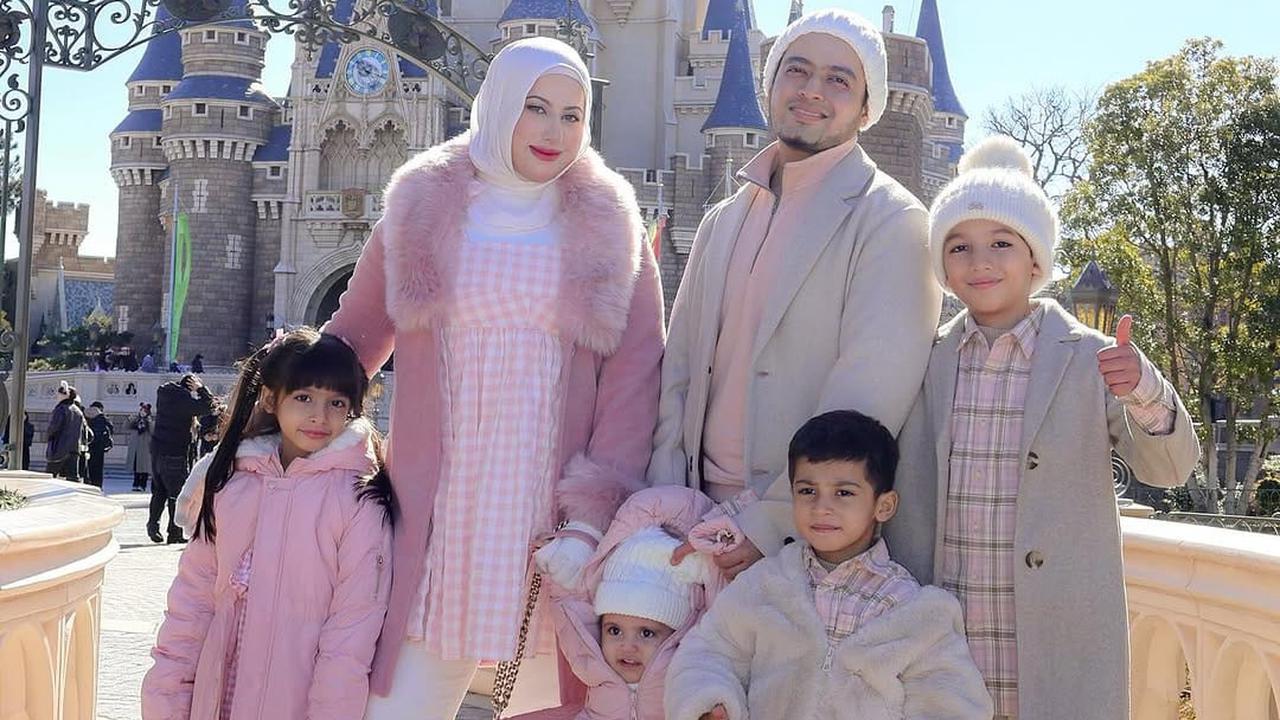 Gaya OOTD Tasyi Athasyia di Tokyo Kembaran dengan Suami dan Anaknya