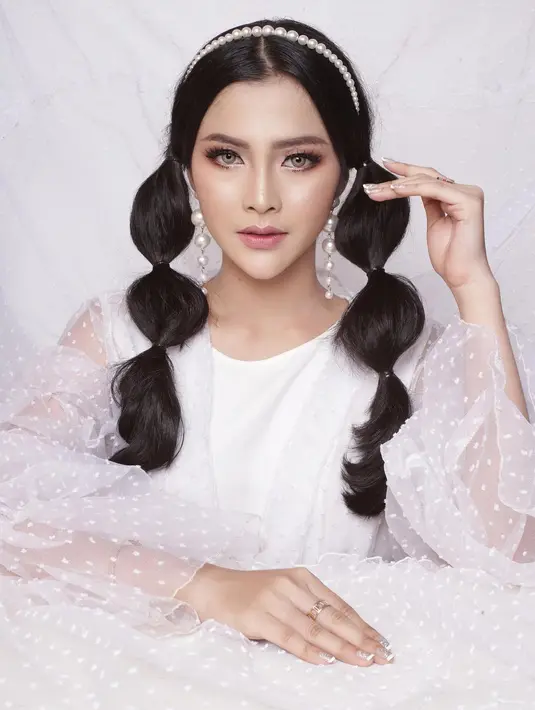 Di sini, Bella Bonita terlihat luar biasa dibalut outfit putih dengan lengan beraksen balon. Bagian lengannya transparan, ditambah riasan wajah Bella yang bold bernuansa merah muda, bukankah penampilannya ini sungguh memukau? Foto: Instagram.