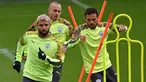 Pemain Manchester City Sergio Aguero (kiri), Angelino (tengah), dan Bernardo Silva (kanan) mengikuti sesi latihan jelang menghadapi Atalanta pada pertandingan Liga Champions, City Football Academy, Manchester, Inggris, Senin (21/10/2019). (Paul ELLIS/AFP)