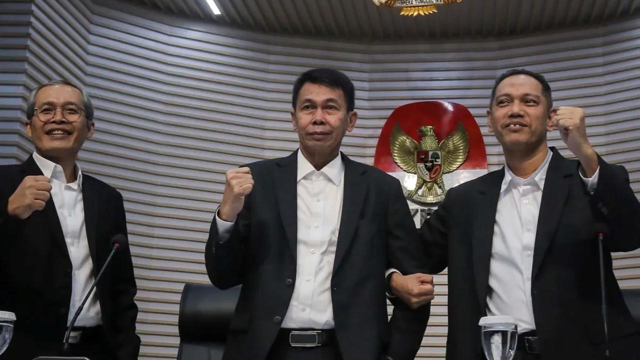 Di sisi lain, pengumuman tersangka melalui konpers sudah menjadi kebijakan KPK. Ke depan, Nawawi meminta standar itu diterapkan secara konsisten.<br>