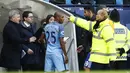 Pemain Manchester City, Fernandinho menerima satu kartu merah saat melawan Chelsea pada laga Premier League (Reuters / Jason Cairnduff) 