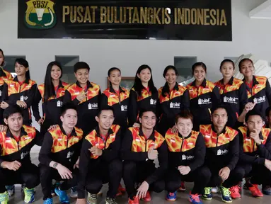 Para atlet bulu tangkis nasional putra dan putri untuk Piala Sudirman berfoto bersama saat pelepasan saat di Cipayung, Jakarta, Sabtu (6/5). Sebanyak 20 atlet siap bertanding mewakili Indonesia dalam piala Sudirman. (Liputan6.com/Angga Yuniar)