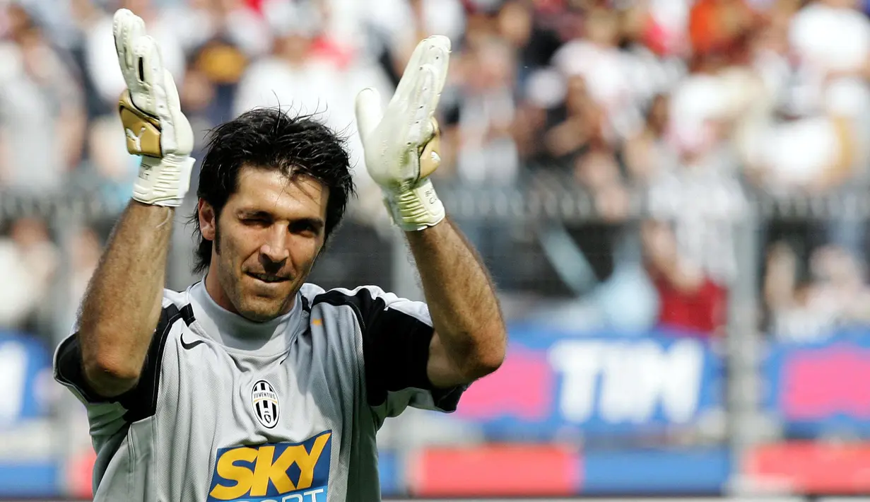 Gianluigi Buffon sudah menjadi pemain inti Parma sejak usia 18 tahun. Ia juga pernah membawa klubnya tersebut memenangi UEFA Cup 1999. Atas penampilan gemilangnya, ia kemudian dipanggil ke skuat Timnas Italia untuk Piala Dunia 1998 dan Euro 2000 meski sebagai pelapis. Namnya semakin melejit setelah pindah ke Juventus. Buffon bisa dikatakan sebagai salah satu kiper terbaik di dunia pada masanya. Kini, pemain 44 tahun tersebut kembali ke klub lamanya, Parma yang bermain di Serie B Italia. (AFP/Paco Serinelli)
