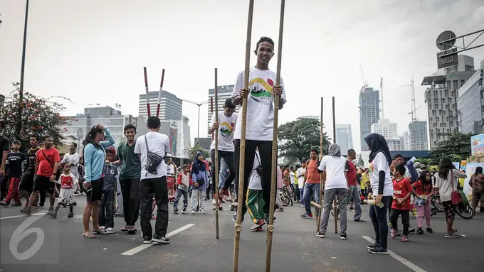 20160925-Gaungkan TAFISA 2016, Peserta CFD Diajak Bermain Egrang -Jakarta