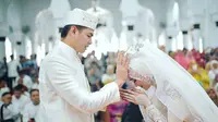 Tommy Kurniawan akhirnya melepas masa dudanya dengan melangsungkan akad nikah di Mesjid Raya Baiturrahman, Banda Aceh. (Instagram/xhdrx)