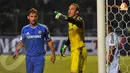 Mark Scwarzer dan Branislav Ivanovic berhasil meredam serangan yang dibangun Indonesia All Stars.(Liputan6.com/Helmi Fithriansyah)