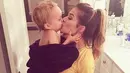 Eric Decker II memberikan ciuman pada sang ibu, Jessie James Decker saat mandi! Gemas banget ya! (instagram/jessiejamesdecker)