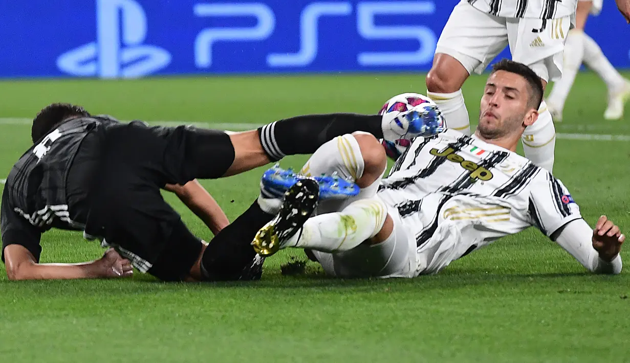 Gelandang Juventus, Rodrigo Bentancur, berebut bola dengan gelandang Olympique Lyon, Houssem Aouar, pada laga leg kedua Liga Champions 2019/2020 di Stadion Allianz, Sabtu (8/8/2020) dini hari WIB. Juventus kalah agregat 2-2 atas Olympique Lyon. (AFP/Miguel Medina)