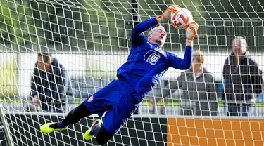 Penjaga gawang Belanda Remko Pasveer menjalani sesi latihan jelang tampil pada UEFA Nations League di Kampus KNVB di Zeist, Belanda, 19 September 2022. Belanda akan menghadapi Polandia dan Belgia pada pertandingan UEFA Nations League. (Olaf KRAAK/ANP/AFP)