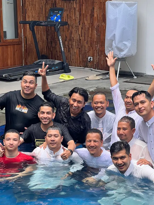 Teuku Ryan Renang Pakai Gamis
