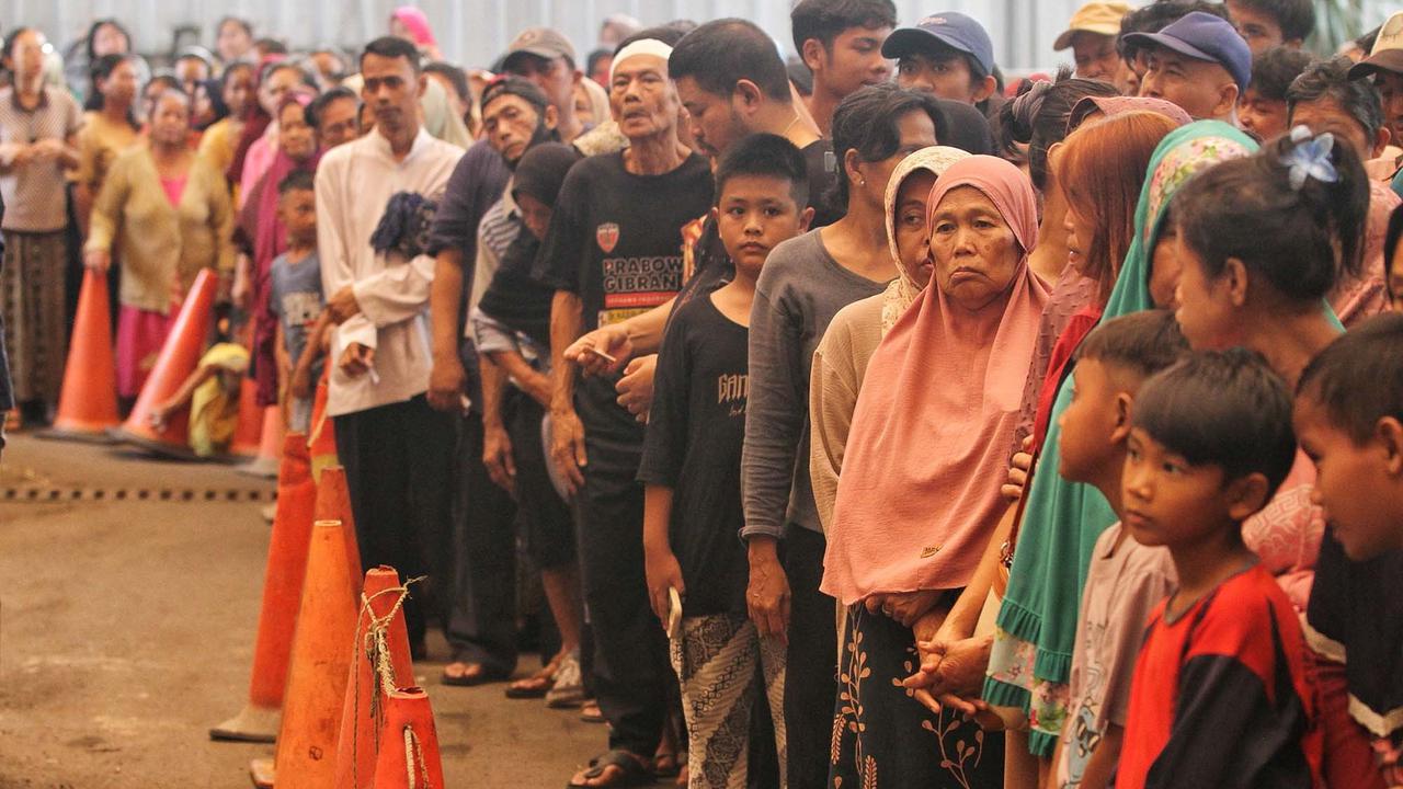 Ratusan Warga Antri Beras Murah Saat Aksi Sosial Mahasiswa di Jakarta