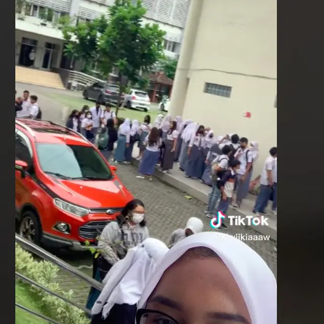 Viral Aksi Mahasiswa Ramai-Ramai Kuliah Pakai Seragam SMA