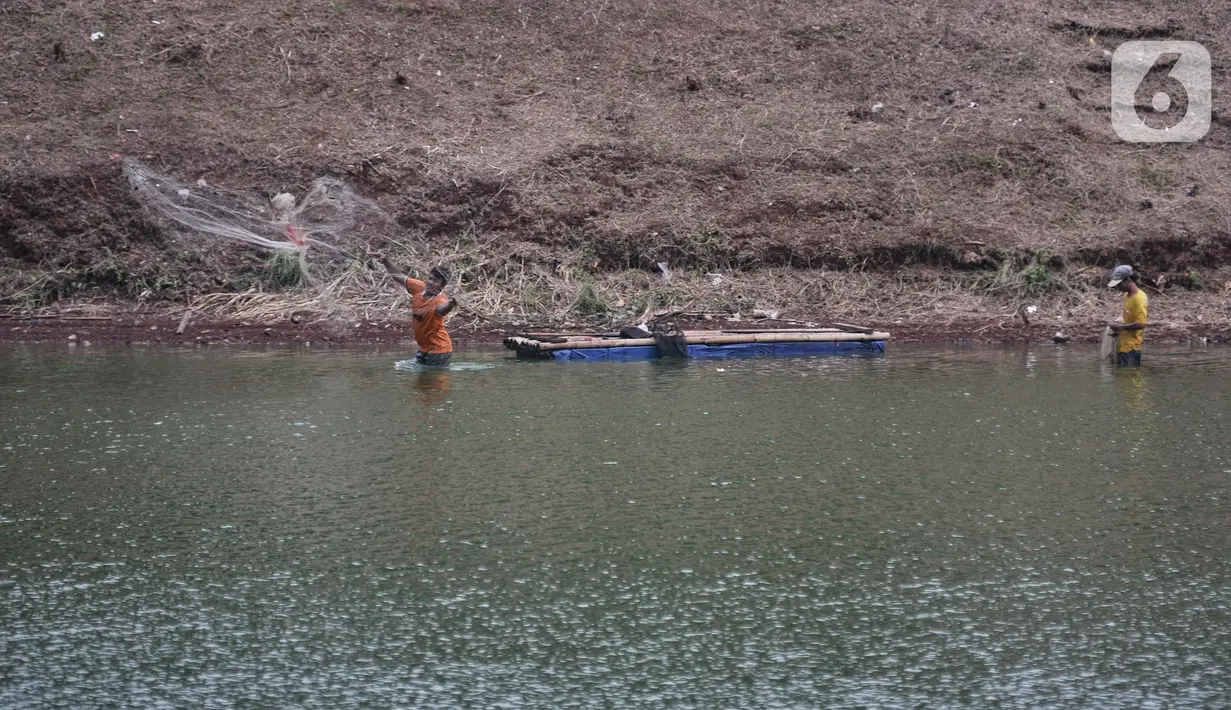 Nelayan melempar jaring untuk menangkap ikan di kawasan Situ Gintung, Ciputat, Tangerang Selatan, Minggu (12/3/2023). Situ Gintung masih menjadi wisata alternatif dan sarana olahraga warga dalam menghabiskan akhir pekan bersama keluarga. (Liputan6.com/Iqbal S. Nugroho)