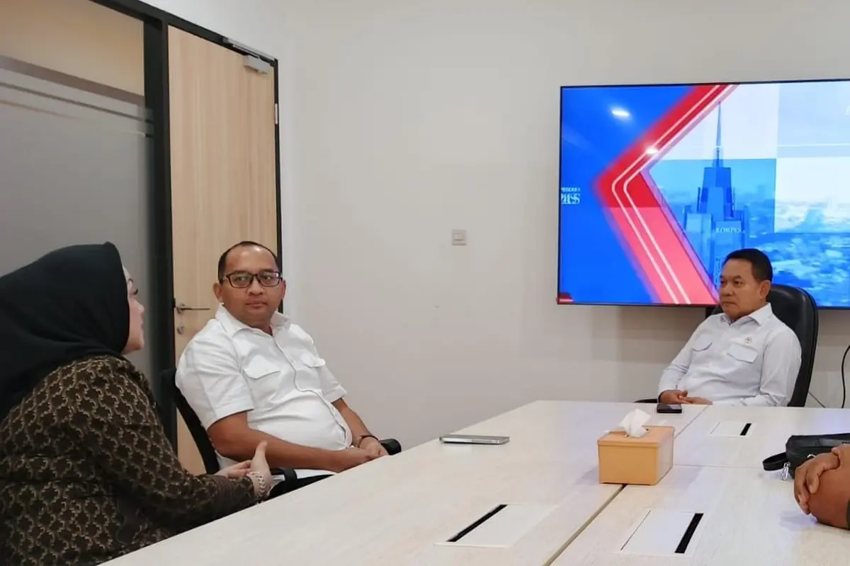 Ketua Pembina Yayasan Salman Peduli Berkarya, Heikal Safar (tengah) dan melakukan kunjungan kerja silaturahmi dengan Jenderal TNI (Purn) Dudung Abdurachman (kanan), Penasihat Khusus Presiden Bidang Pertahanan Nasional di Jl. Veteran III, Gambir, Jakarta P