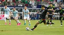 Javier Chicharito Hernández membuka gol pertama Meksiko melalui titik penalti saat laga uji coba melawan Argentina di AT&T Stadium, Texas, AS, Rabu (9/9/2015). Meski Meksiko sempat unggul, skor berakhir imbang, 2-2. (Reuters/Matthew Emmons)