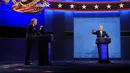 Presiden Donald Trump (kiri) dan calon presiden dari Partai Demokrat, mantan Wakil Presiden Joe Biden (kanan) saat debat presiden pertama di Case Western University and Cleveland Clinic, Cleveland, Ohio, Selasa (29/9/2020). (AP Photo/Julio Cortez)