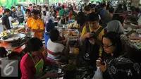 Aktivitas jual beli di Pasar Takjil Benhil, Jakarta, Senin (6/6). Harga yang relatif murah menjadikan pasar ini kerap ramai selama Ramadan. (Liputan6.com/Gempur M Surya)
