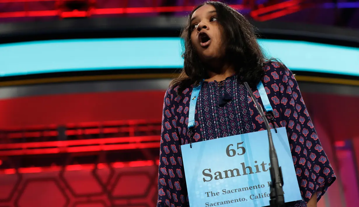 Samhita Kumar (11), peserta dari California, terkejut setelah selesai mengeja kata-kata dalam bahasa Inggris pada acara 90th Scripps National Spelling Bee di Oxon Hill, Maryland, Kamis (1/6). (AP Photo/Jacquelyn Martin)