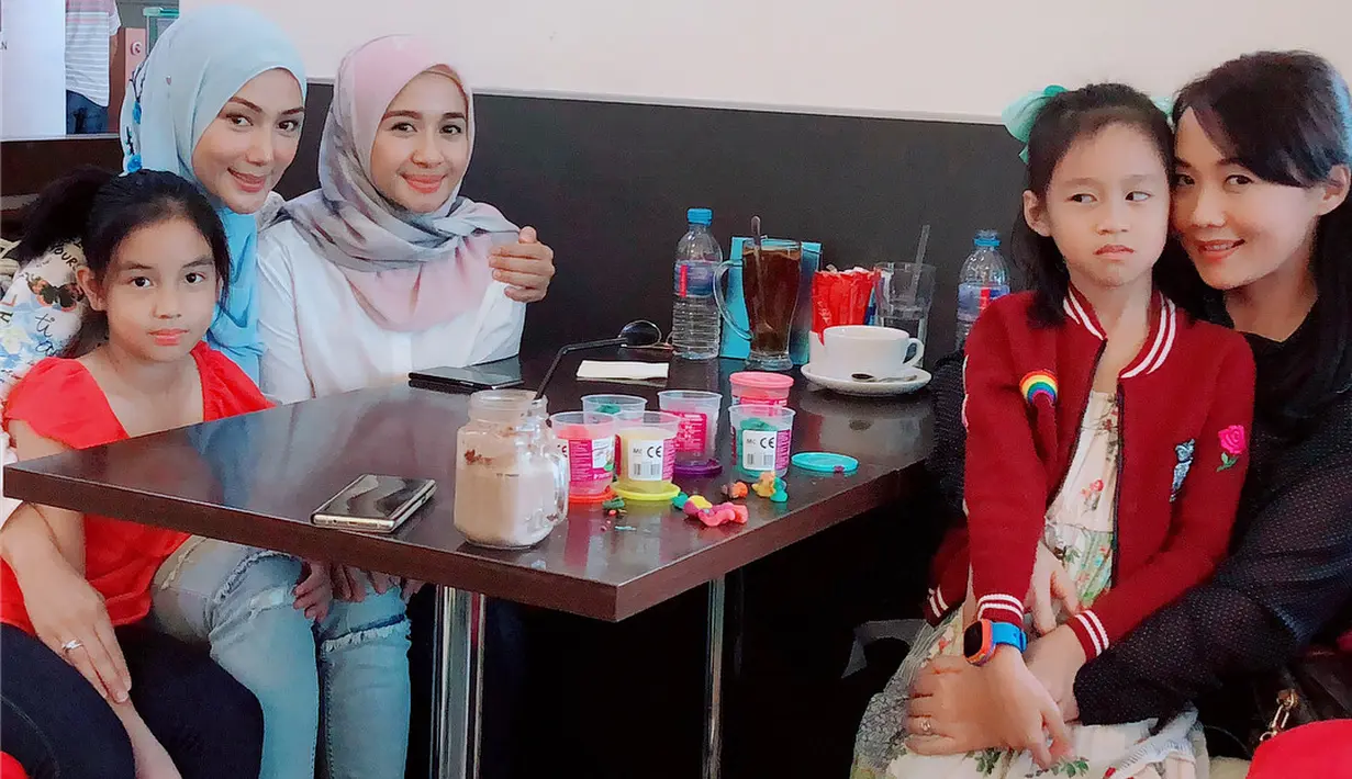 Sedangkan pemeran Surga Yang Tak Dirindukan 2 itu ulang tahun pada 24 Februari mendatang.  Namun keluarga di Malaysia memberikan kejutan lebih awal agar bisa bersama dengan Erra Fazira. (Instagram/laudyacynthiabella)