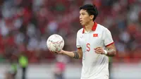 Pemain belakang Timnas Vietnam, Doan Van Hau saat hendak melakukan lemparang ke dalam pada laga melawan Timnas Indonesia di semifinal Piala AFF 2023 hari Jumat (06/01/2023). (Bagaskara Lazuardi/Bola.com)