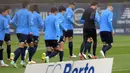 Para pemain FC Porto ambil bagian dalam sesi latihan jelang menghadapi AC Milan pada pertandingan Grup B Liga Champions di FC Porto's Olival, Vila Nova de Gaia, Portugal, 2 November 2021. Porto akan melawan AC Milan pada 4 November 2021. (FERNANDO VELUDO/AFP)