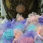 Hasil produksi garam petambak Cirebon berhasil diolah menjadi beragam produk kosmetik termasuk pengharum ruangan oleh warga Cirebon. Foto (Liputan6.com / Panji Prayitno)