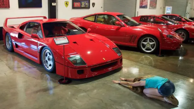'Tuhannya' Para Mobil,  Ferrari F40 Disembah Seorang Wanita