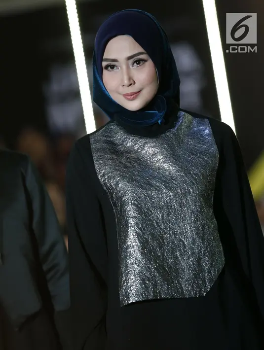 Fenita Arie berpose di atas catwalk mengenakan busana L.tru X Fenita Arie dalam ajang Jakarta Modest  Fashion Week, di Gandaria City, Jakarta, Jumat, (27/7). (Kapanlagi.com/Agus Apriyanto)