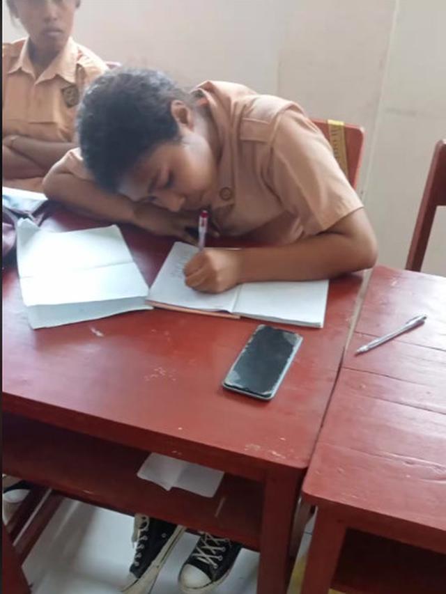 Siswa di Maluku Tenggara menulis dengan cara terbalik