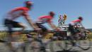 Pebalap sedang berlomba di Etape 7 Tour de France yang berjarak 190.5-km dari Livarot ke Fougeres, Prancis, (10/7/2015). (AP Photo/Christophe Ena)
