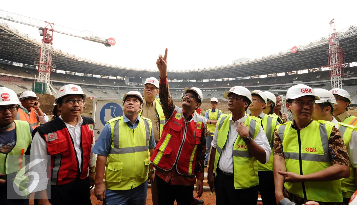 Wakil Gubernur DKI Jakarta, Djarot Saiful Hidayat (tengah) menunjuk ke atas saat meninjau perkembangan renovasi Stadion GBK Jakarta, Selasa (18/10). Pengerjaan renovasi Stadion GBK ditargetkan selesai Oktober 2017. (Liputan6.com/Helmi Fithriansyah)