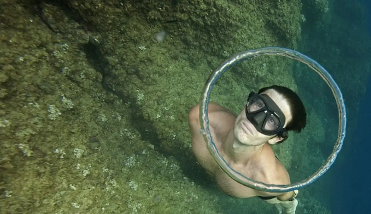 Penyelam  Perancis Guillaume Nery terlihat beratraksi di bawah laut saat sesi latihan di laut Mediterania, Nice, Perancis, (18/7/ 2015). Ia akan mengikuti kejuaraan dunia selam yang  berlangsung pada 5-20 September 2015 di Siprus. (AFP PHOTO/Boris Horvat)
