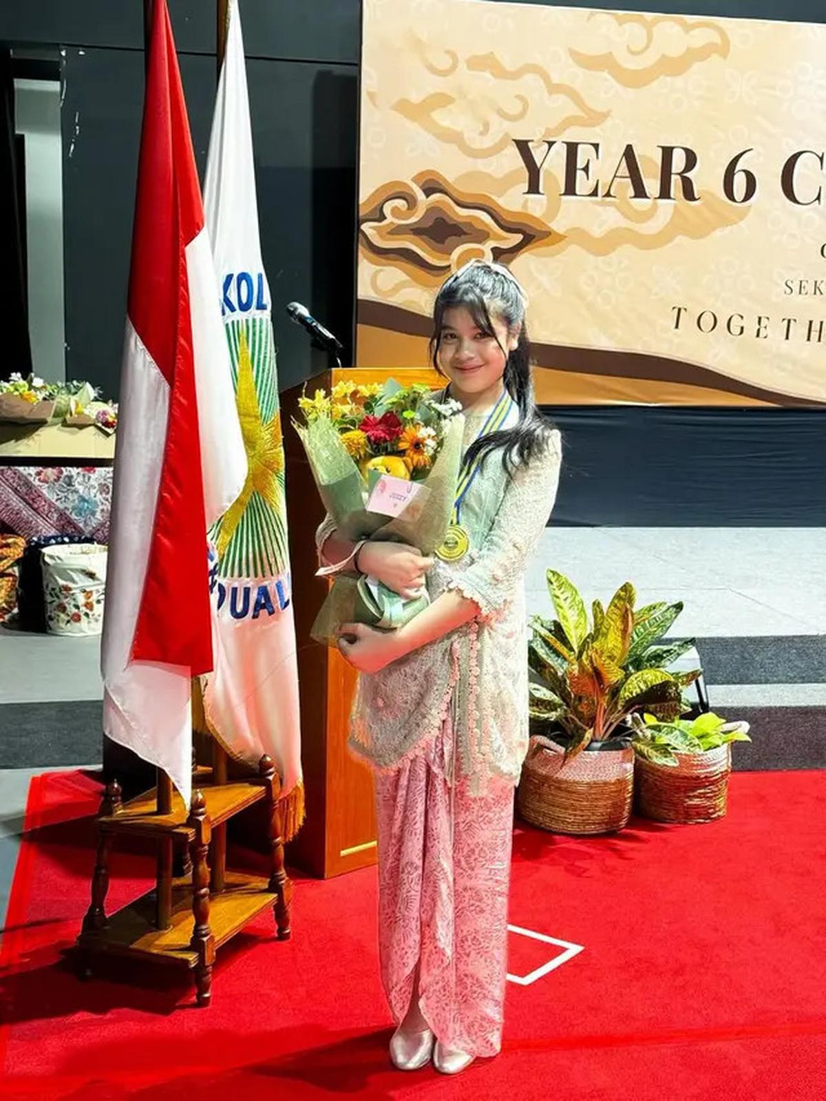 7 Potret Kelulusan Sekolah Jizzy Anak Vino Bastian, Penuh Kebahagiaan