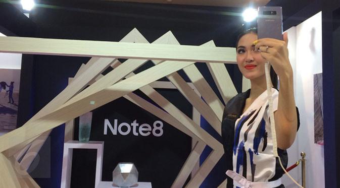 Model peragakan Galaxy Note 8. Liputan6.com/ Andina Librianty
